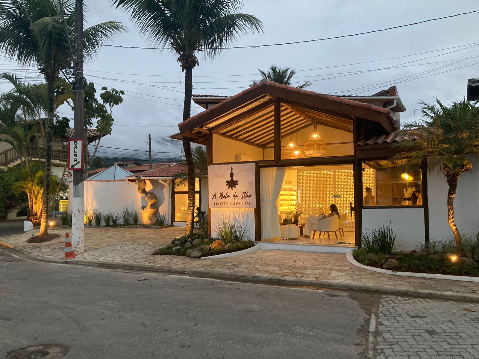 Corredor interno do salão A Bela da Ilha em Perequê, Ilhabela